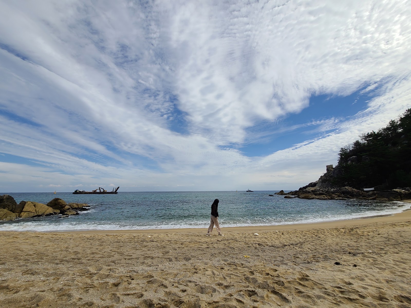 Fotografie cu Ghazin Beach - locul popular printre cunoscătorii de relaxare