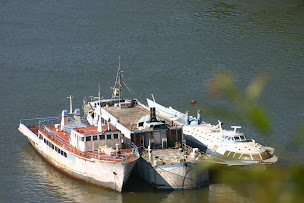 Photo n°14 de Cimetière des bateaux de la Marine nationale à Landévennec ()