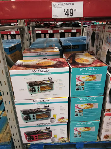 Shopping Mall «Villaggio Shopping Center», reviews and photos, 7959 N Blackstone Ave, Fresno, CA 93720, USA