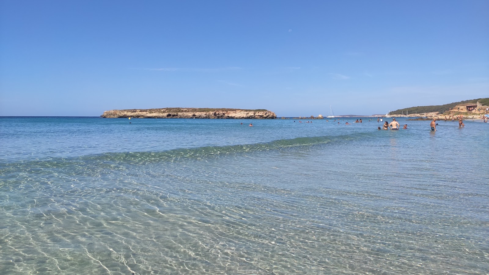 Photo of Platja de San Tomas with bright fine sand surface