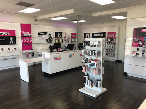 Cell Phone Store «T-Mobile», reviews and photos, 6311 Old FM 1488 Rd, Magnolia, TX 77354, USA