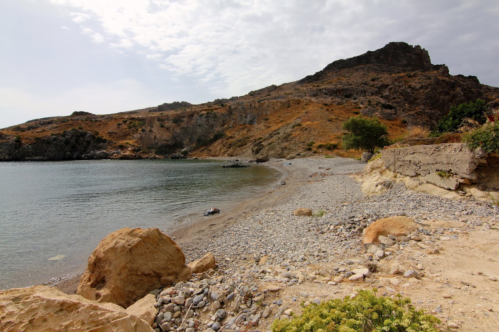 Foto von Paralia Feloti von Klippen umgeben
