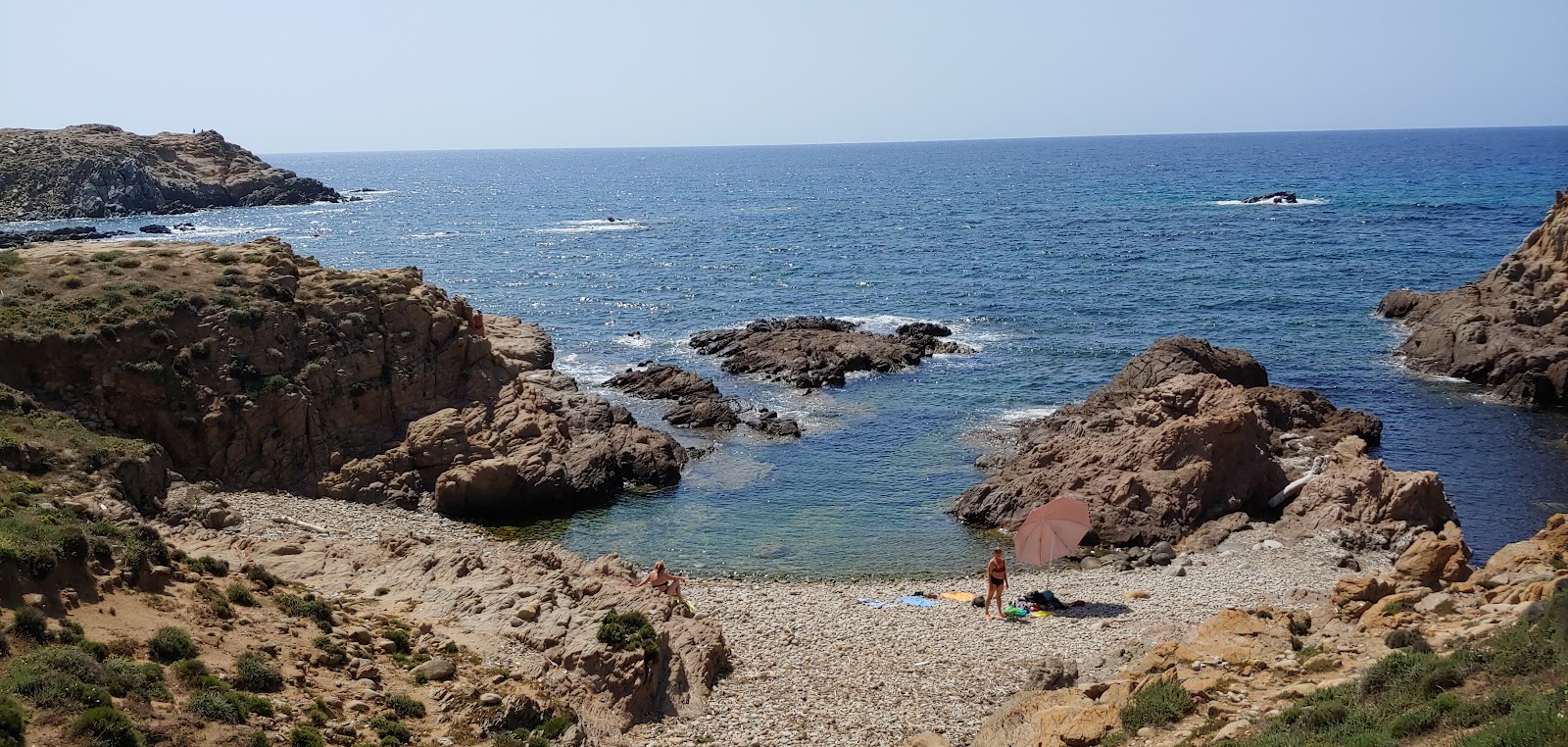 Φωτογραφία του Spiaggia di Capo Pecora με κάλυμμα βράχων επιφάνεια