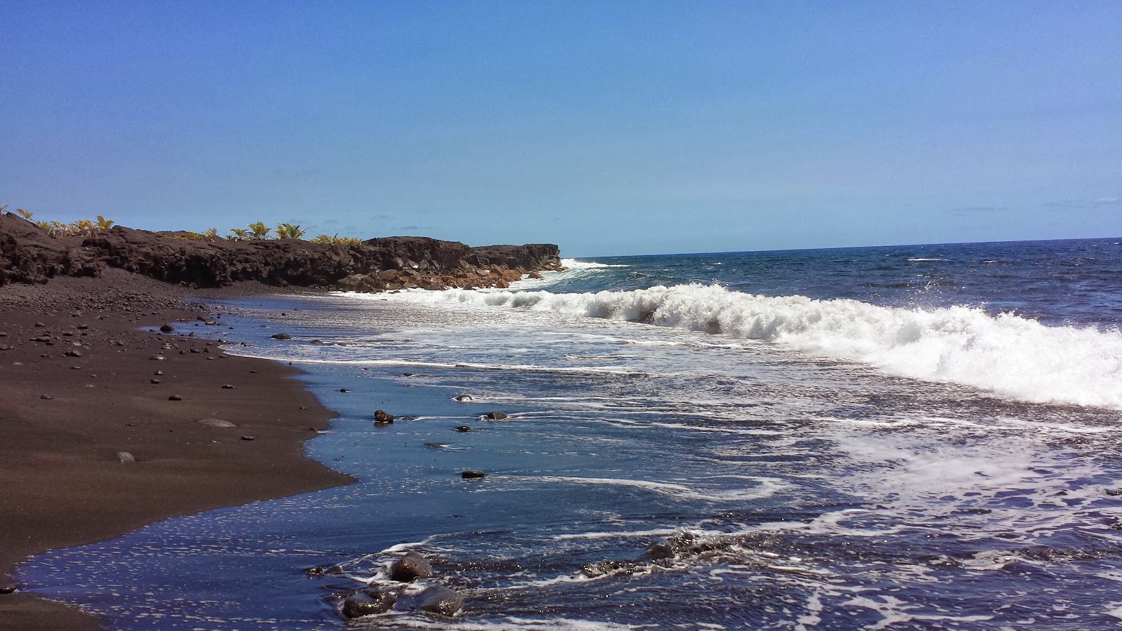 Kaimu Black Sand'in fotoğrafı düz bir kıyı şeridi ile birlikte