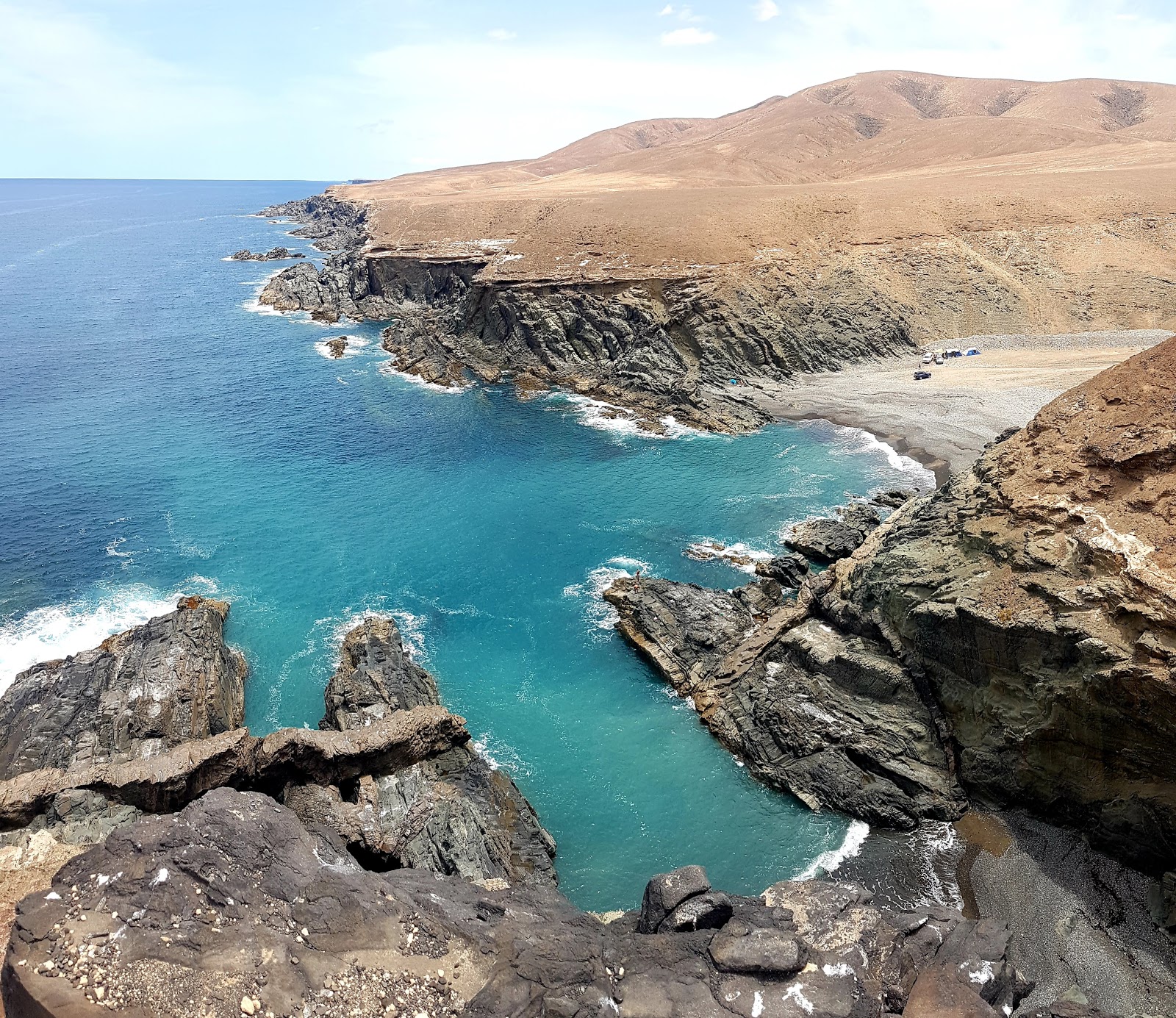 Valokuva Playa de los Mozosista. pinnalla harmaa hiekka ja kivi:n kanssa