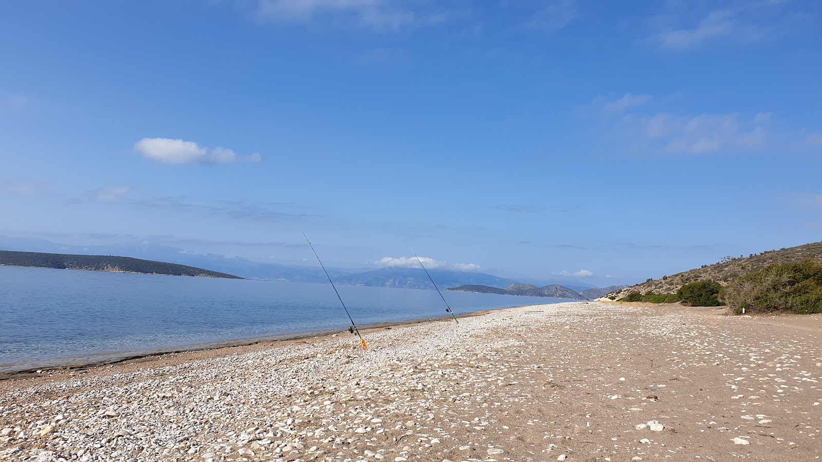 Fotografie cu Kantia beach cu o suprafață de nisip ușor și pietricel