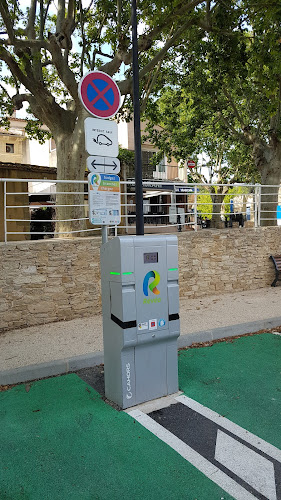 Borne de recharge de véhicules électriques RÉVÉO Charging Station Saint-Quentin-la-Poterie