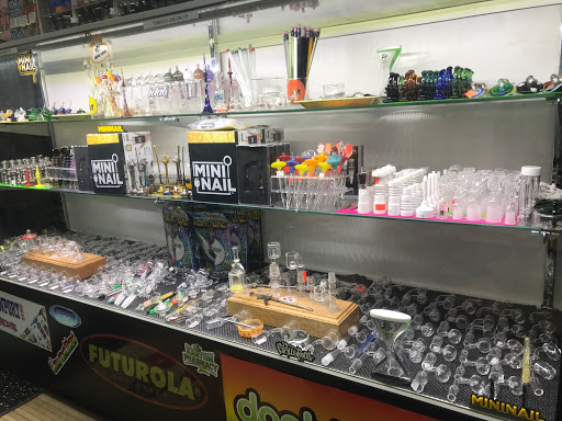 Tobacco Shop «The Hub Smoke Shop & Gifts», reviews and photos, 6410 N Oak Trafficway, Kansas City, MO 64118, USA