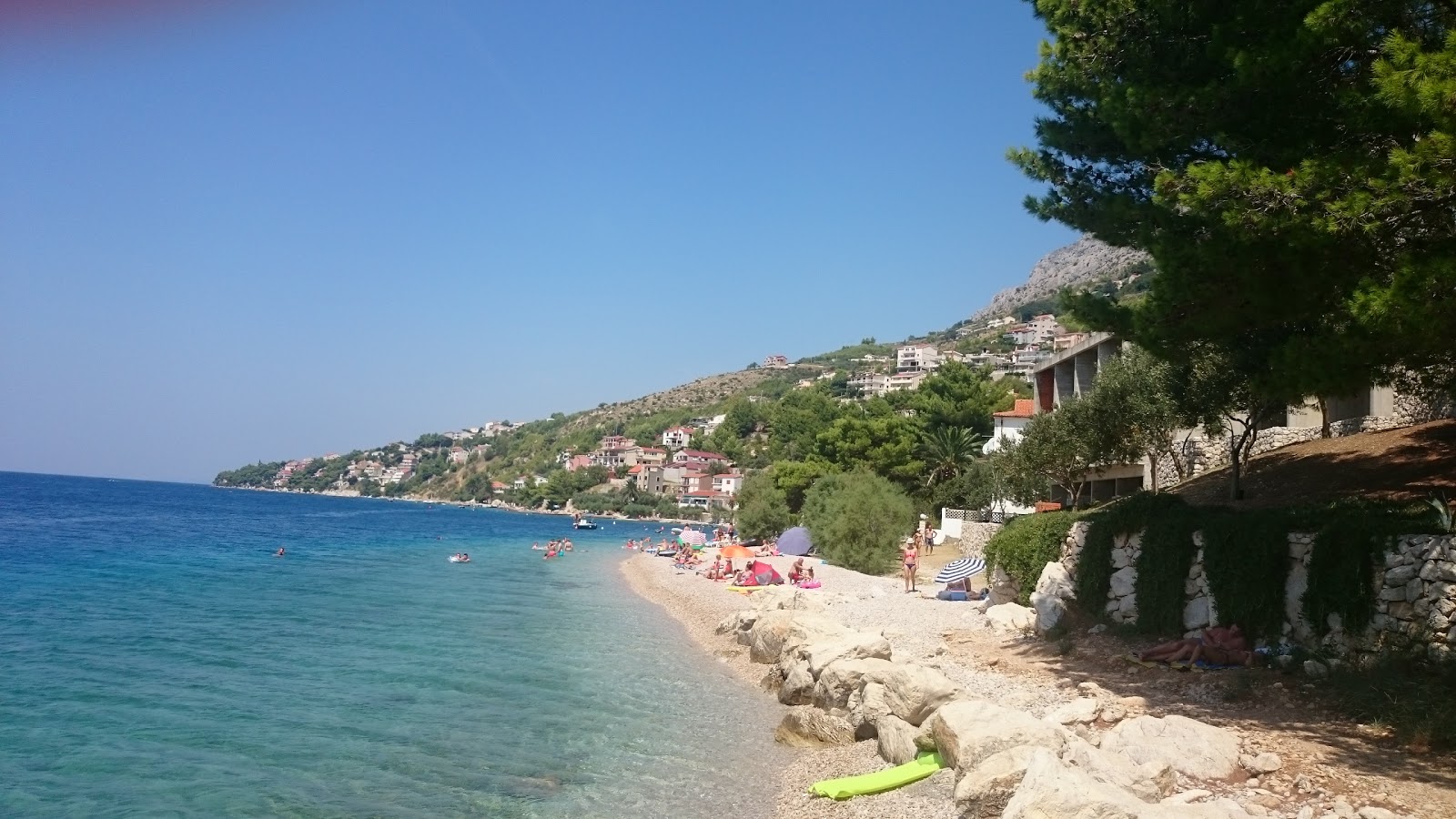 Foto von Celina beach von Klippen umgeben