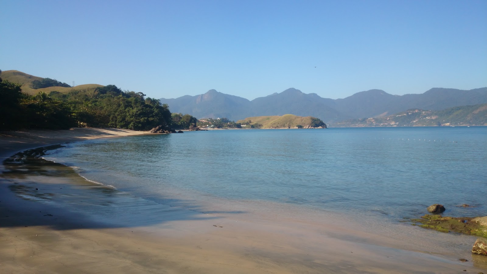 Foto von Pitangueiras Strand und die siedlung