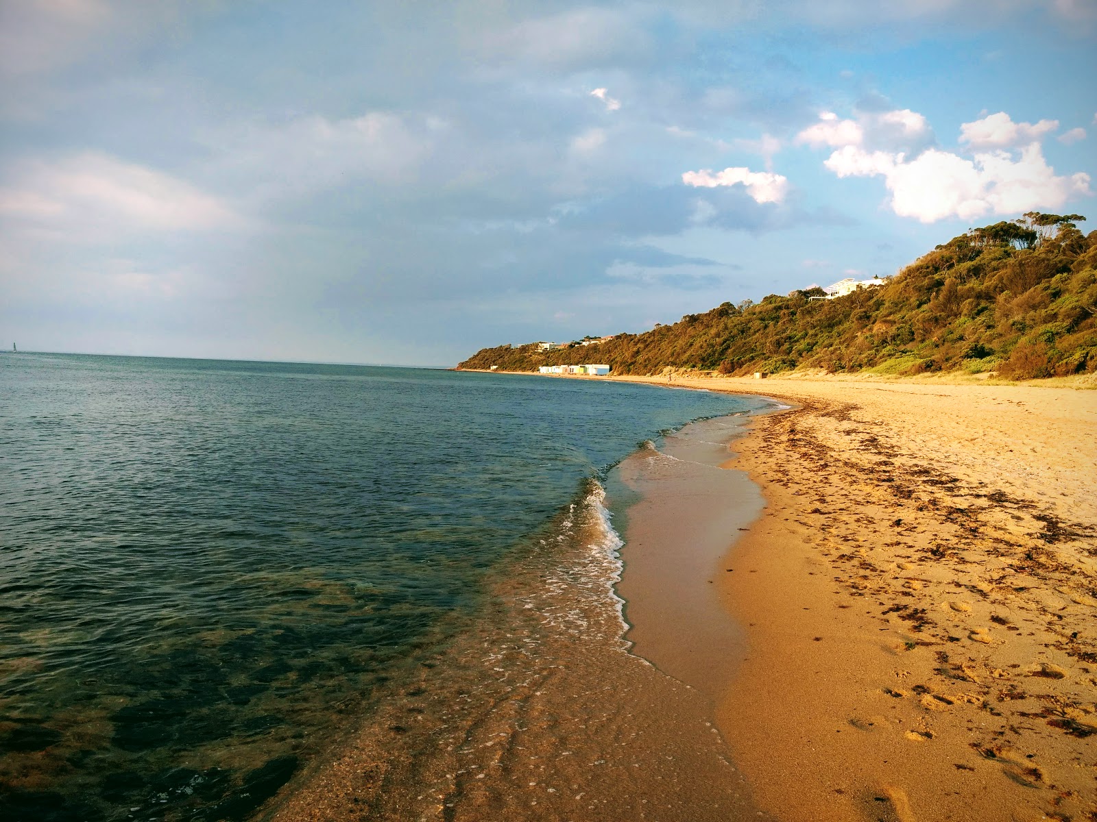 Foto de Moondah Beach - lugar popular entre los conocedores del relax