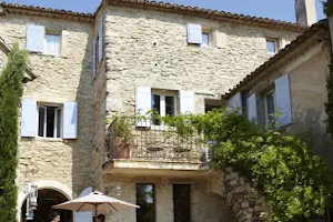 Moulin des Sources: Chambres d'hôtes avec piscine chauffée au calme en campagne, Gordes, dans le Vaucluse, Luberon, Provence image