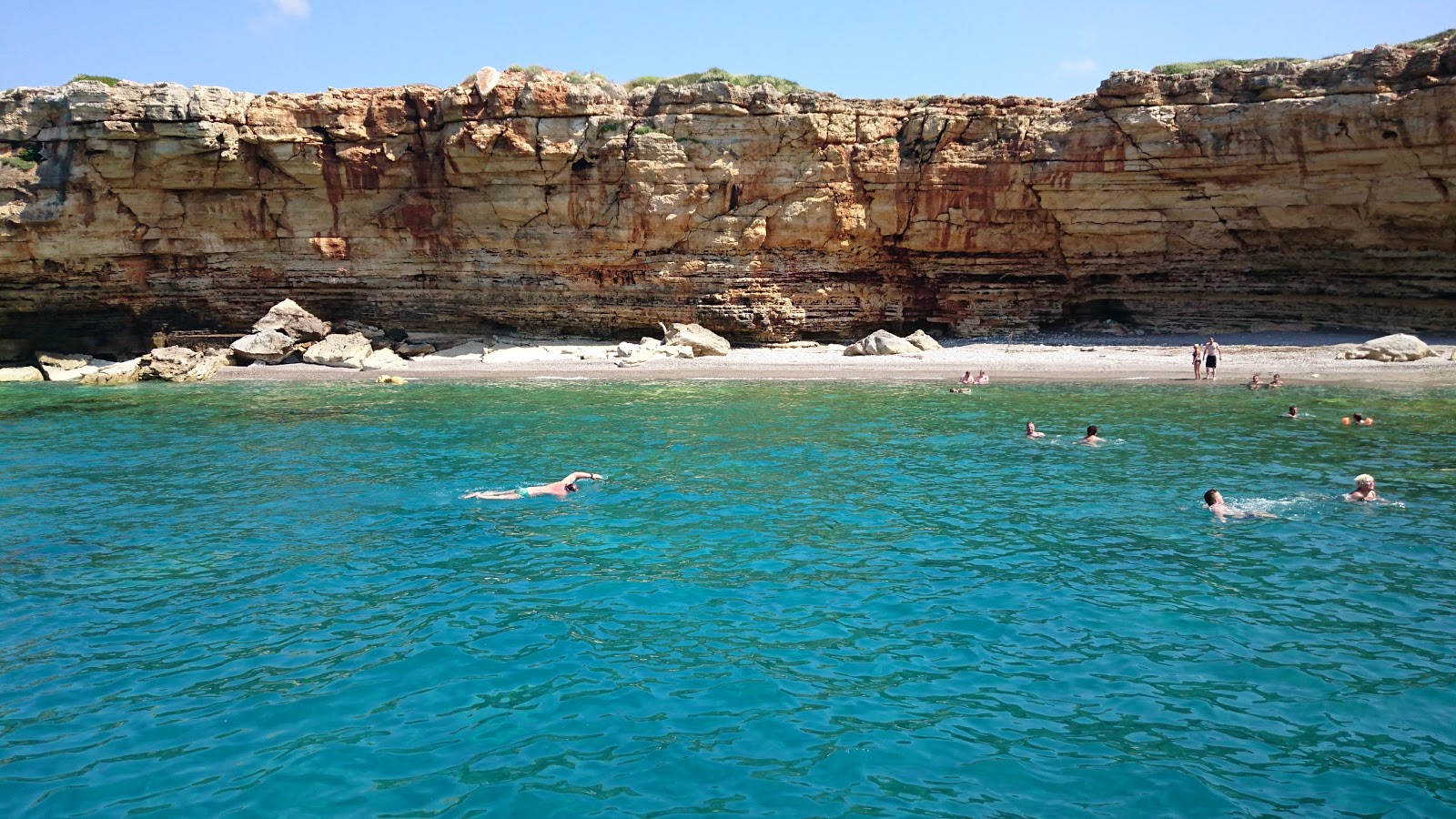 Foto von Kamara Beach umgeben von Bergen