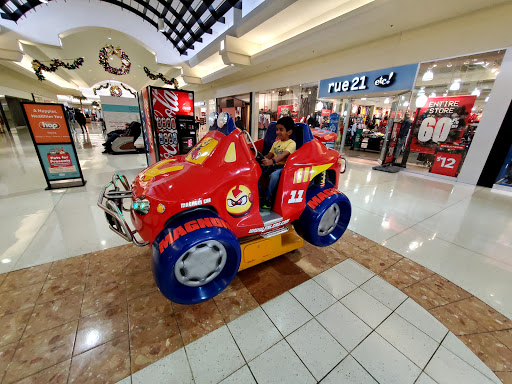 Shopping Mall «Oakland Mall», reviews and photos, 412 W 14 Mile Rd, Troy, MI 48083, USA