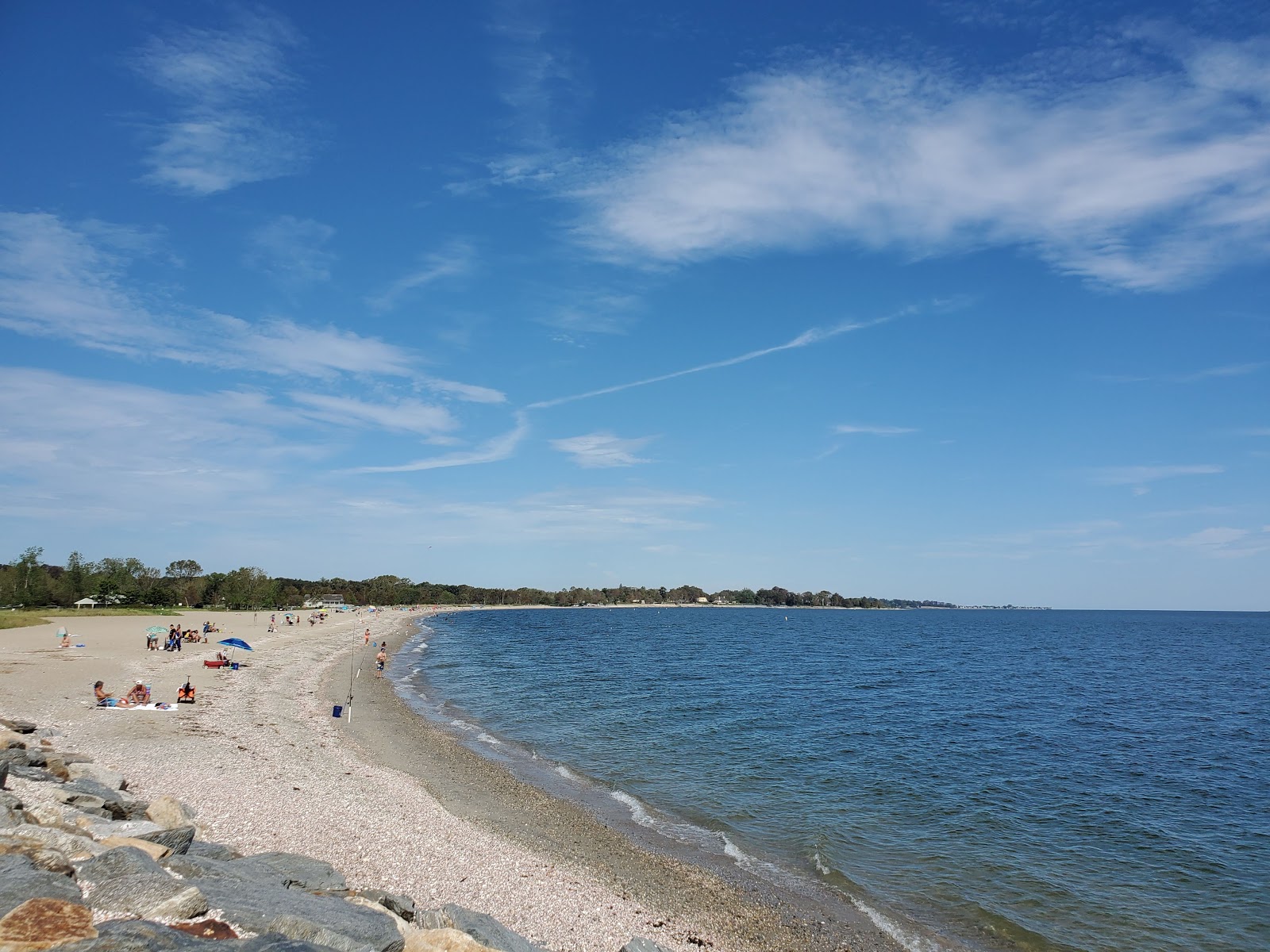Foto von Sherwood Beach mit beiger sand & kies Oberfläche