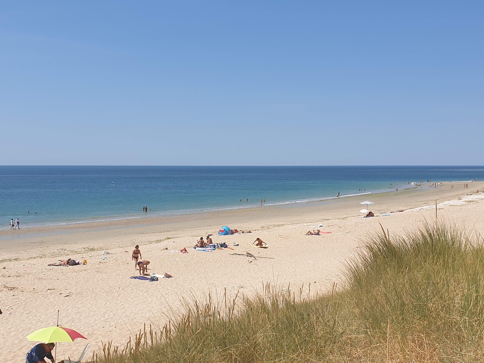 Foto di Plage des Huttes con una superficie del sabbia beige