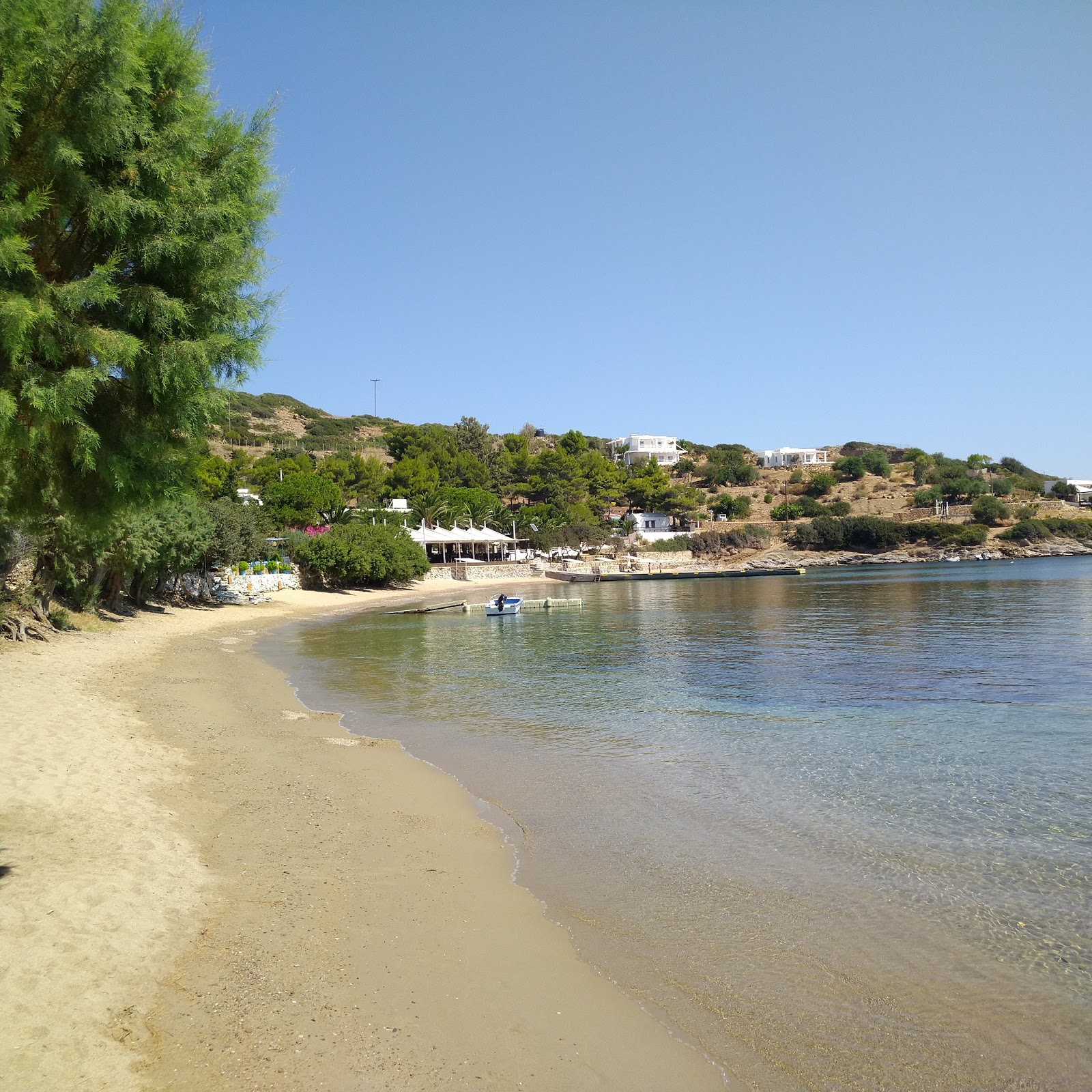 Foto di Marathos beach con una superficie del sabbia beige