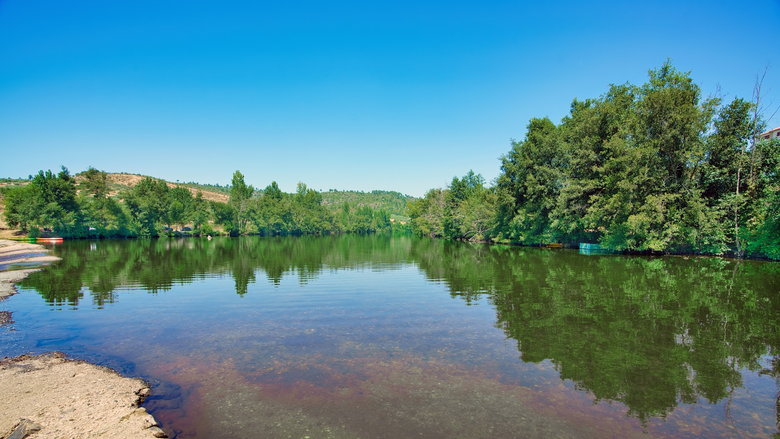 Foto von Praia Fluvial de Miradeses mit beiger sand & steine Oberfläche