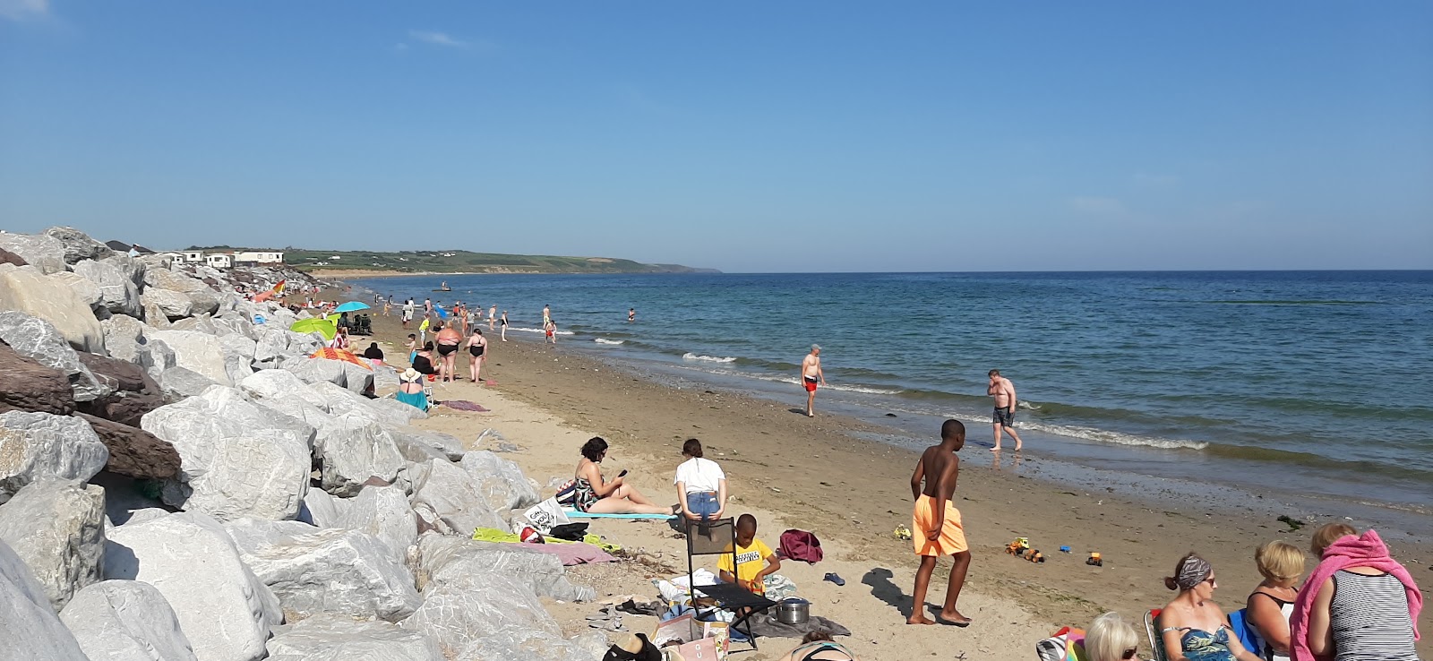 Foto av Garryvoe Beach med beige sand och småsten yta