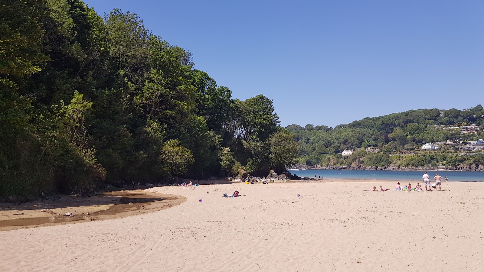 Mill Bay'in fotoğrafı geniş bir kıyı şeridi ile birlikte