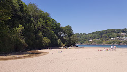 Mill Bay'in fotoğrafı geniş bir kıyı şeridi ile birlikte