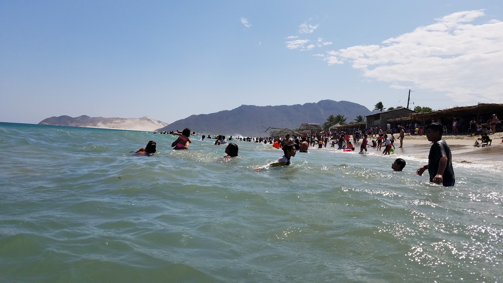 Photo de Cangrejo beach protégé par des falaises