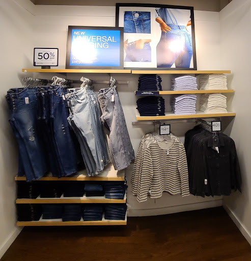 Clothing Store «Gap Outlet», reviews and photos, 423 86th St, Brooklyn, NY 11209, USA