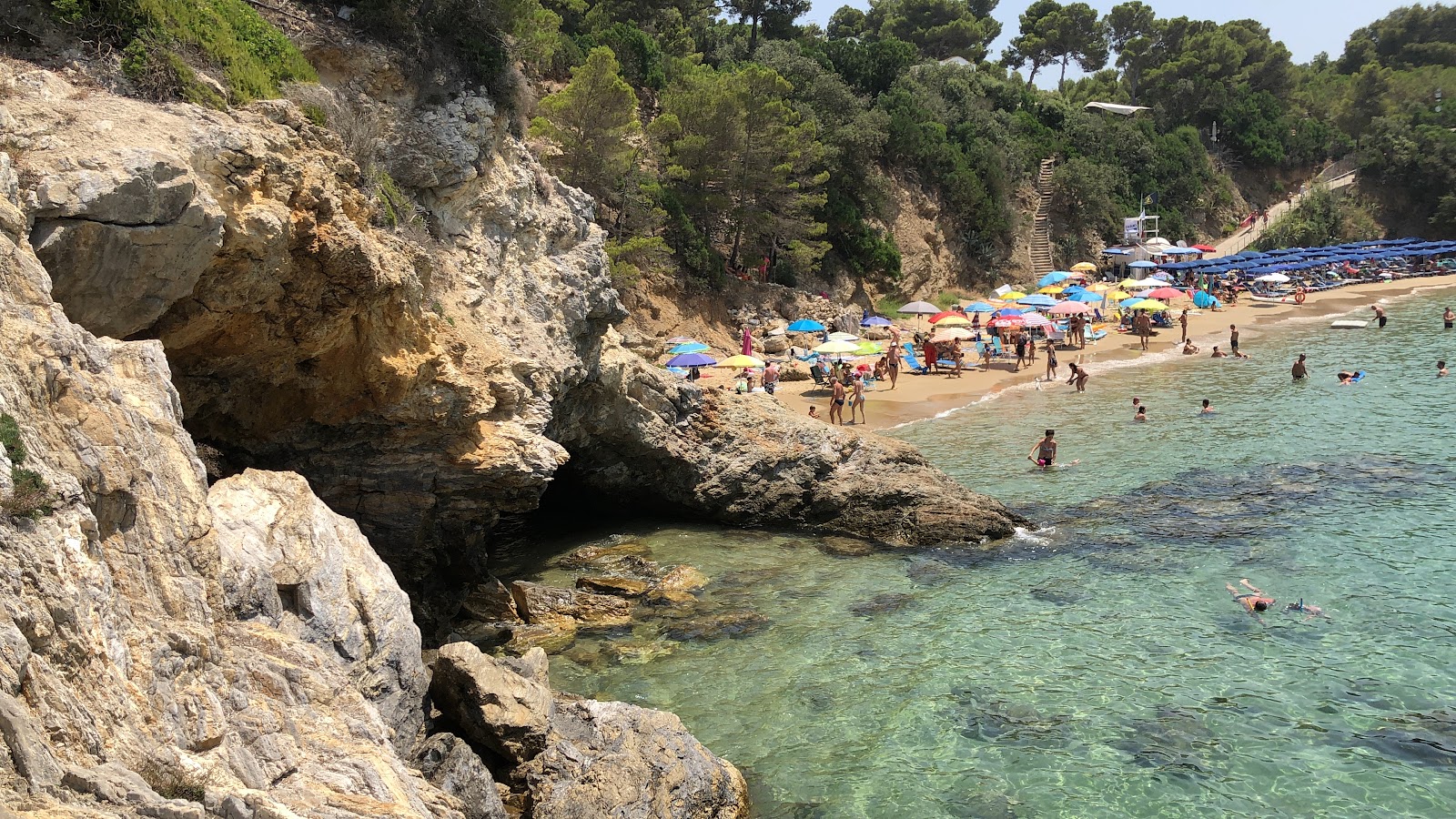 Valokuva Spiaggia Le Calanchioleista. osittain hotellialue