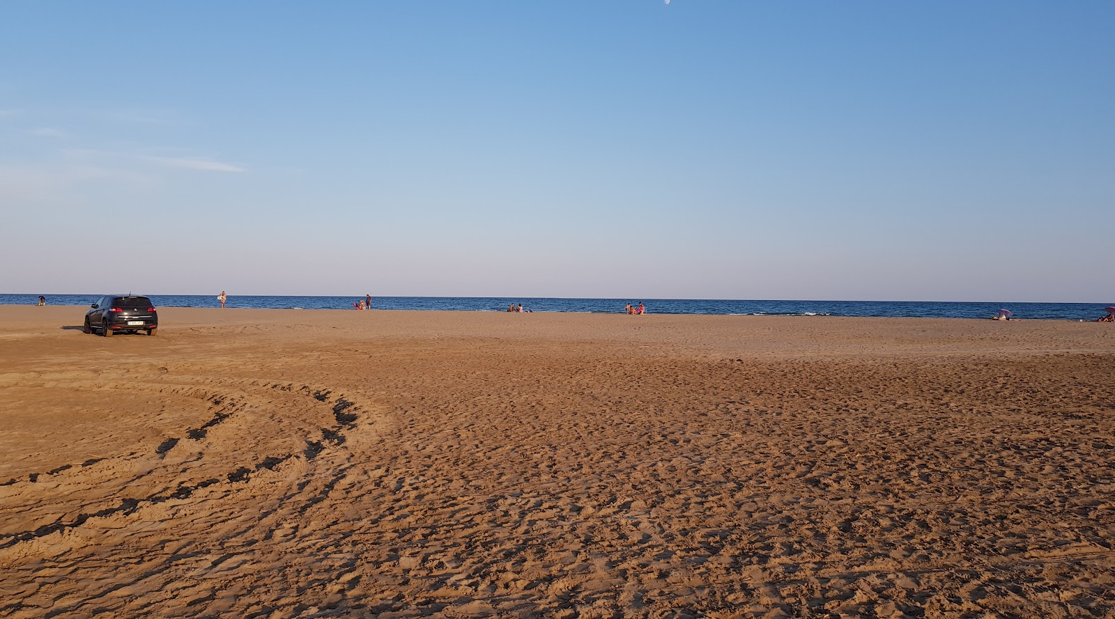 Photo de Platja dels Eucaliptus avec rivage droit, long