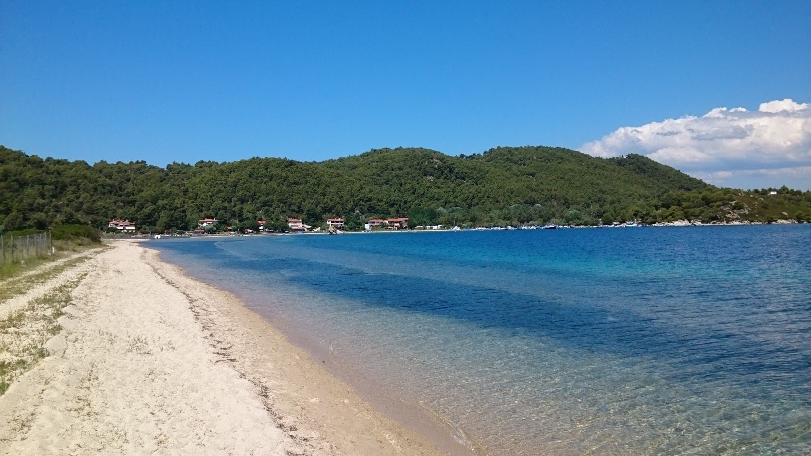 Fotografie cu Livari Coast cu o suprafață de nisip beige