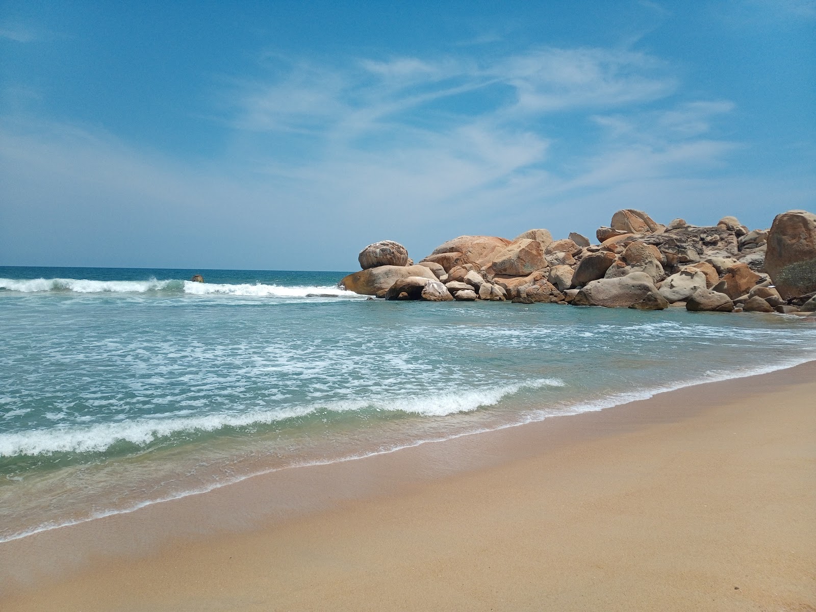 Fotografie cu Playa Las Gaviotas cu o suprafață de apa turcoaz