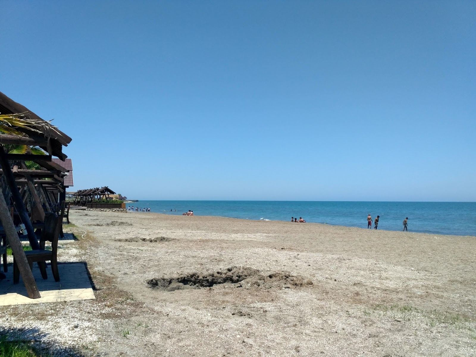 Astara Beach的照片 带有灰砂和卵石表面