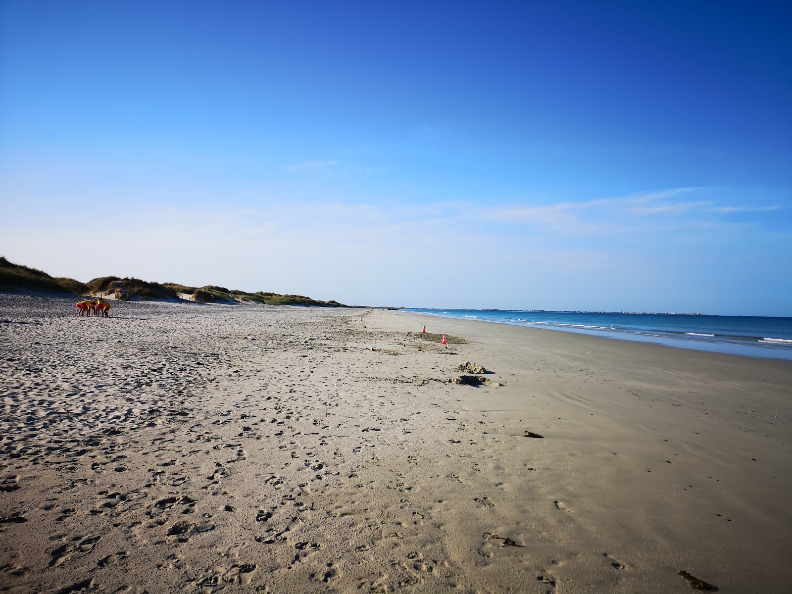 Foto de Plage de Kermabec con recta y larga