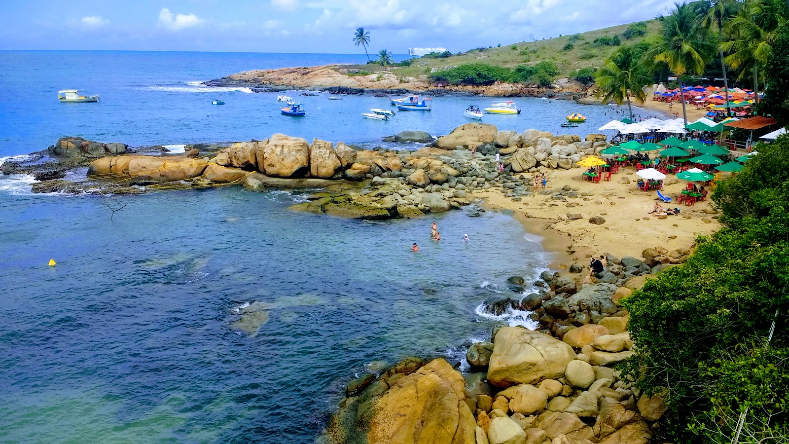 Foto de Praia de Calhetas com pequena baía