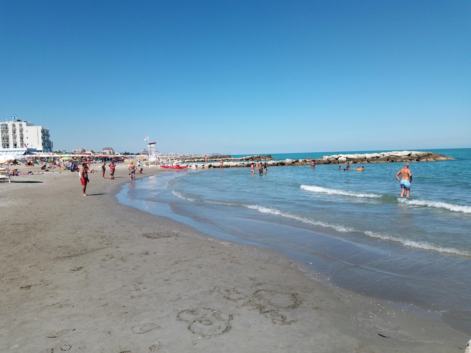 Foto van Strand van de Riviera Romagnola met turquoise water oppervlakte