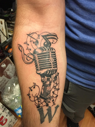 Explore traditional knee tattoo ideas, creative tattoo ideas in Jonesboro, available at Immortal Ink