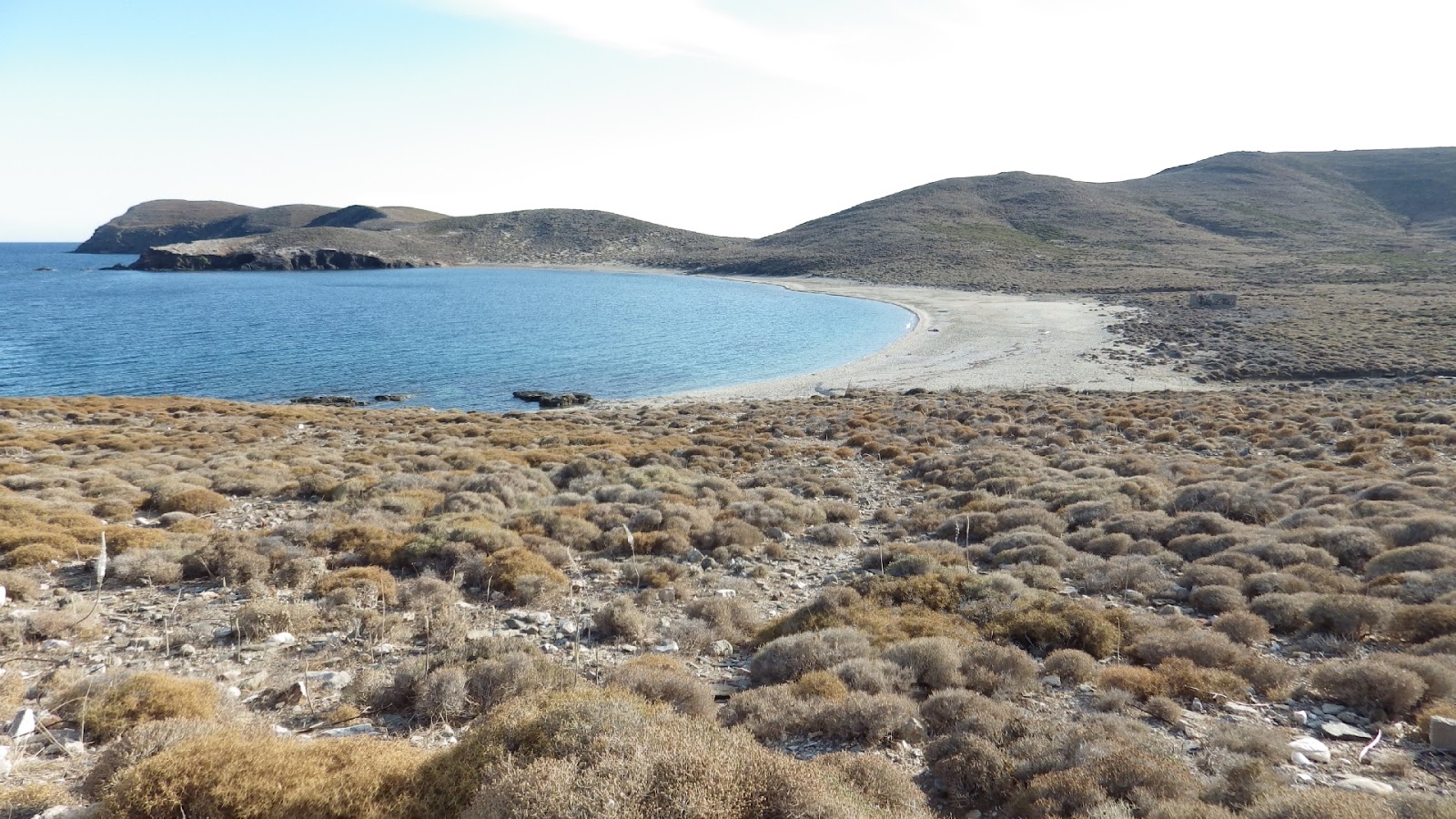 Foto de Antipsara beach con agua cristalina superficie