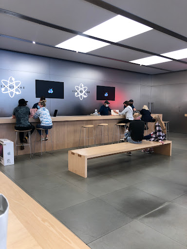 Computer Store «Apple Friendly Center», reviews and photos, 3320 W Friendly Ave, Greensboro, NC 27410, USA