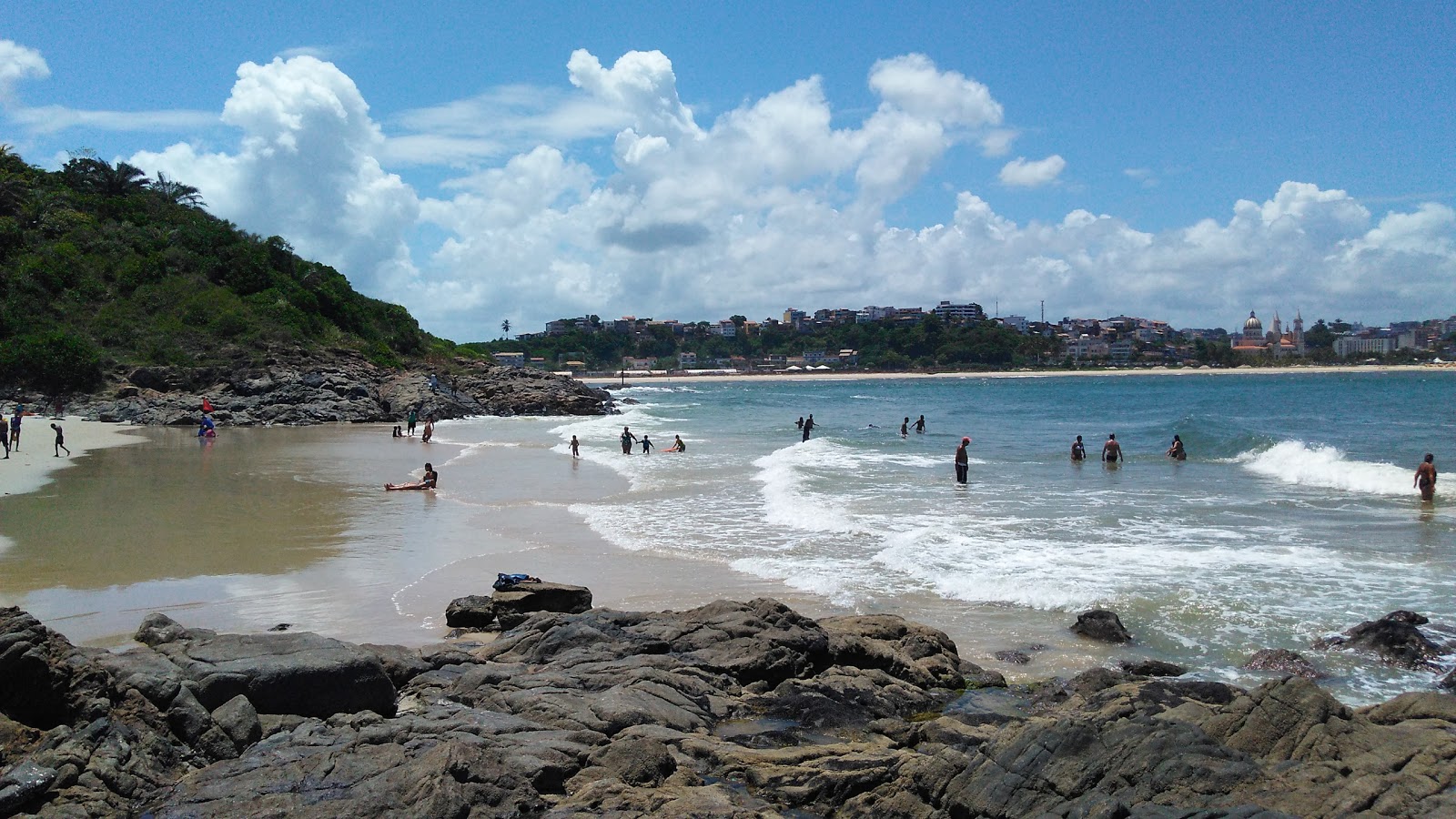 Foto van Concha Beach omringd door bergen