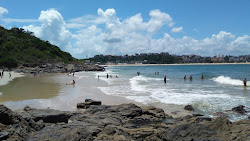 Foto van Concha Beach omringd door bergen