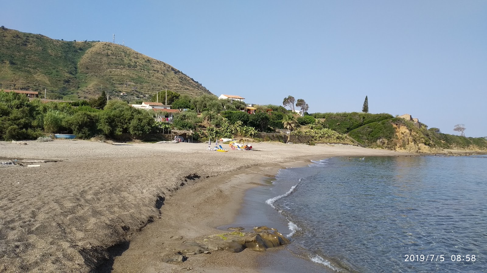 Foto von Spiaggia Di Settefrati von Klippen umgeben