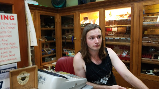 Cigar Shop «HUBBARD & STATE CIGAR SHOP», reviews and photos, 6 W Hubbard St, Chicago, IL 60610, USA