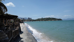 Foto von Teluk Yu Beach von Klippen umgeben
