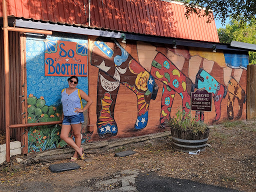 Hill Country Wine Shop, 114 Wimberley Square, Wimberley, TX 78676, USA, 