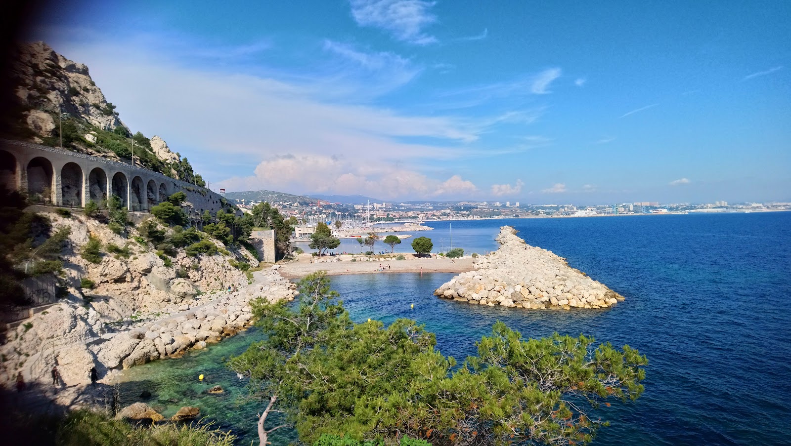 Plage De La Batterie'in fotoğrafı uçurumlarla desteklenmiş