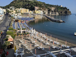 Foto von Lacco Ameno Beach mit sehr sauber Sauberkeitsgrad