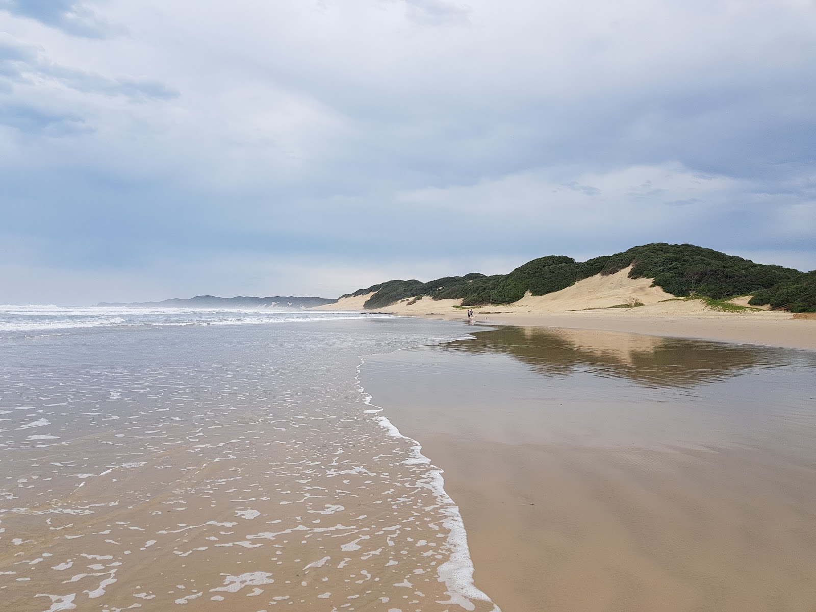 Foto van Bonza Bay beach met enigszins schoon niveau van netheid
