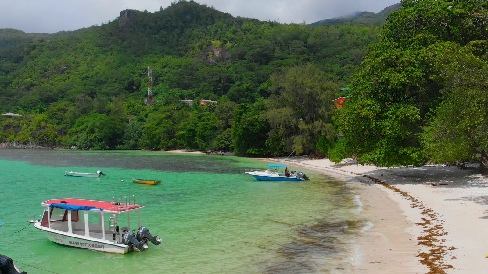 Foto de Playa de Port Launay respaldado por acantilados