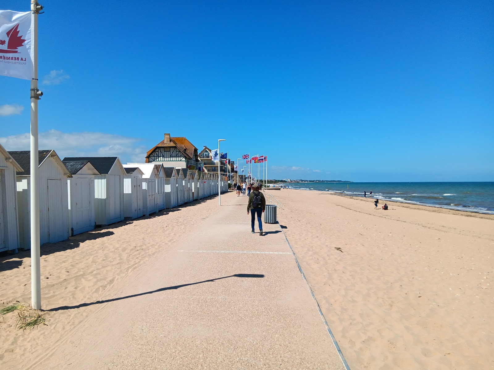 Photo de Bernieres-sur-Mer Beach zone des équipements