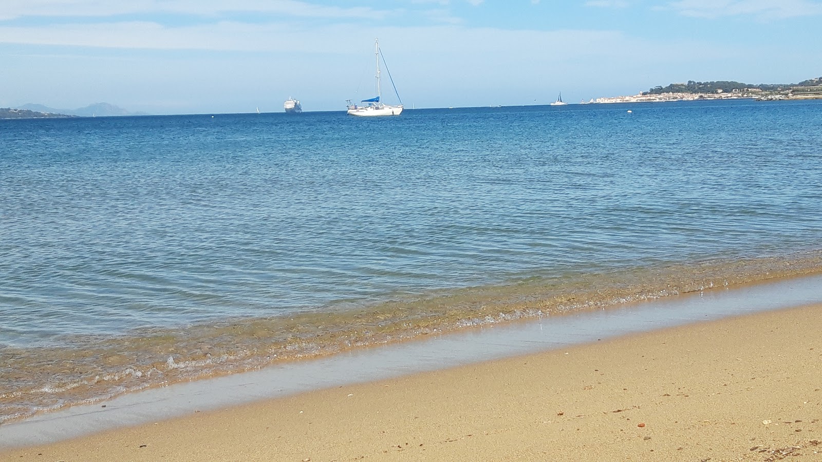 Fotografija Plaža Marina Cogolin z svetel pesek površino